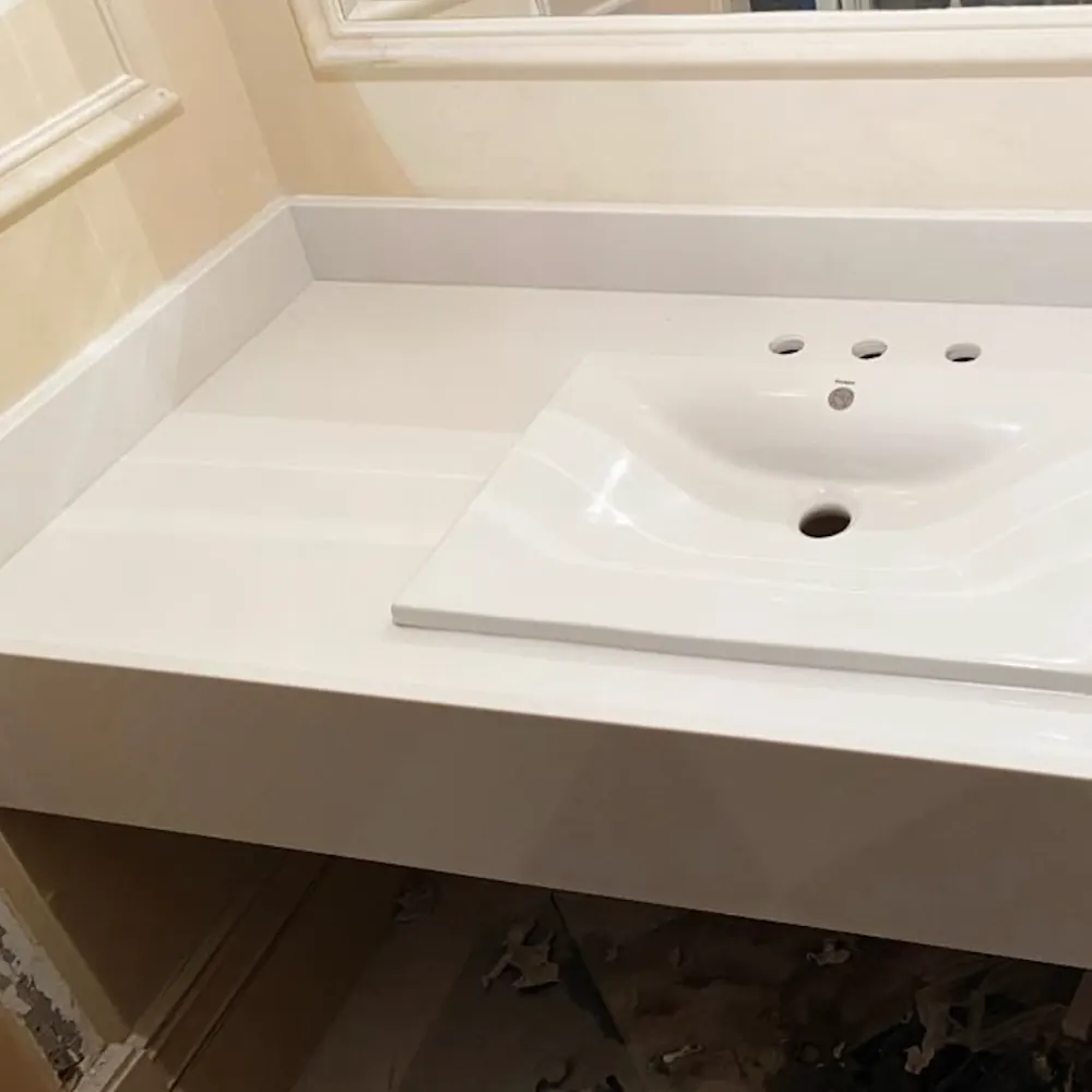Bancada de banheiro em mármore branco restaurada