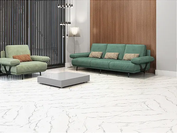 Piso de mármore branco polido em sala com sofá verde